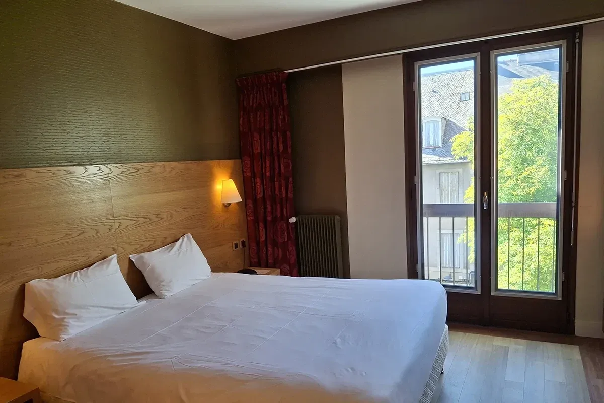 La chambre Confort, lit double et bureau