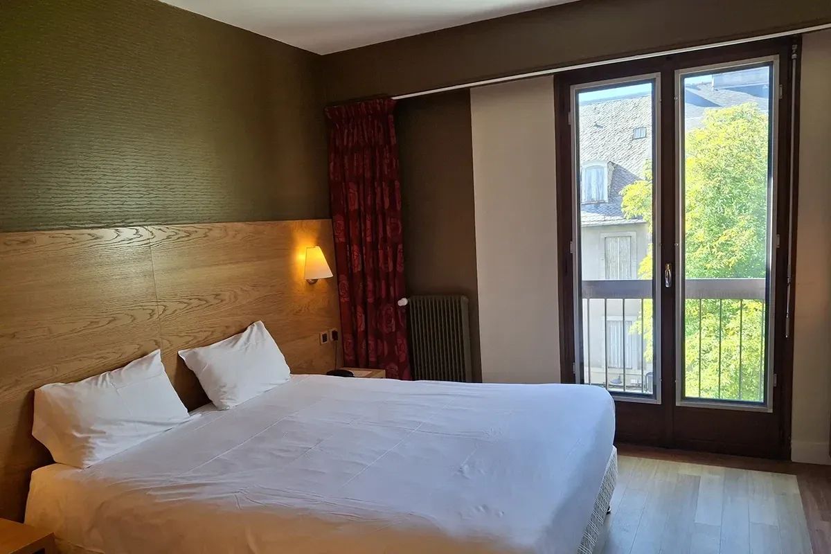 La chambre Confort, lit double et bureau