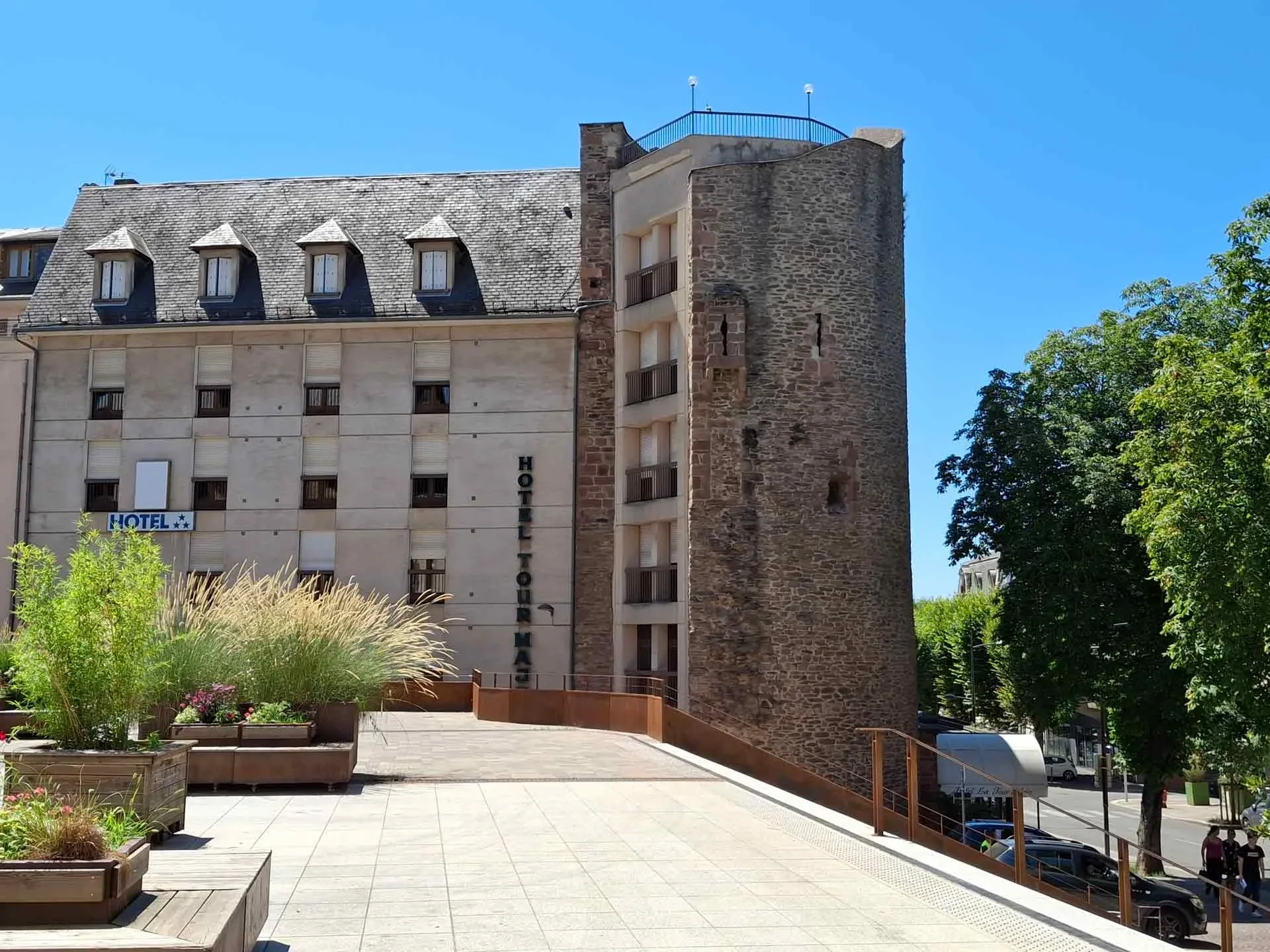 Façade de l’Hôtel Tour Maje et tour médiévale