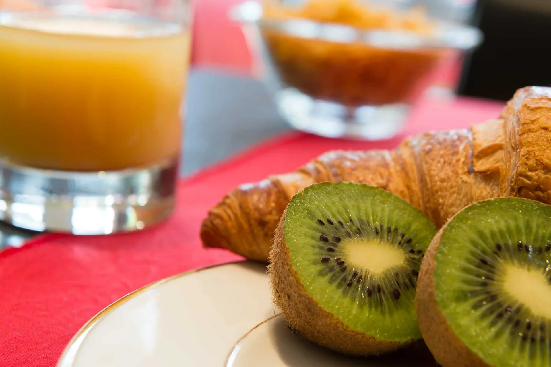 Fruits, viennoiseries et jus au petit-déjeuner